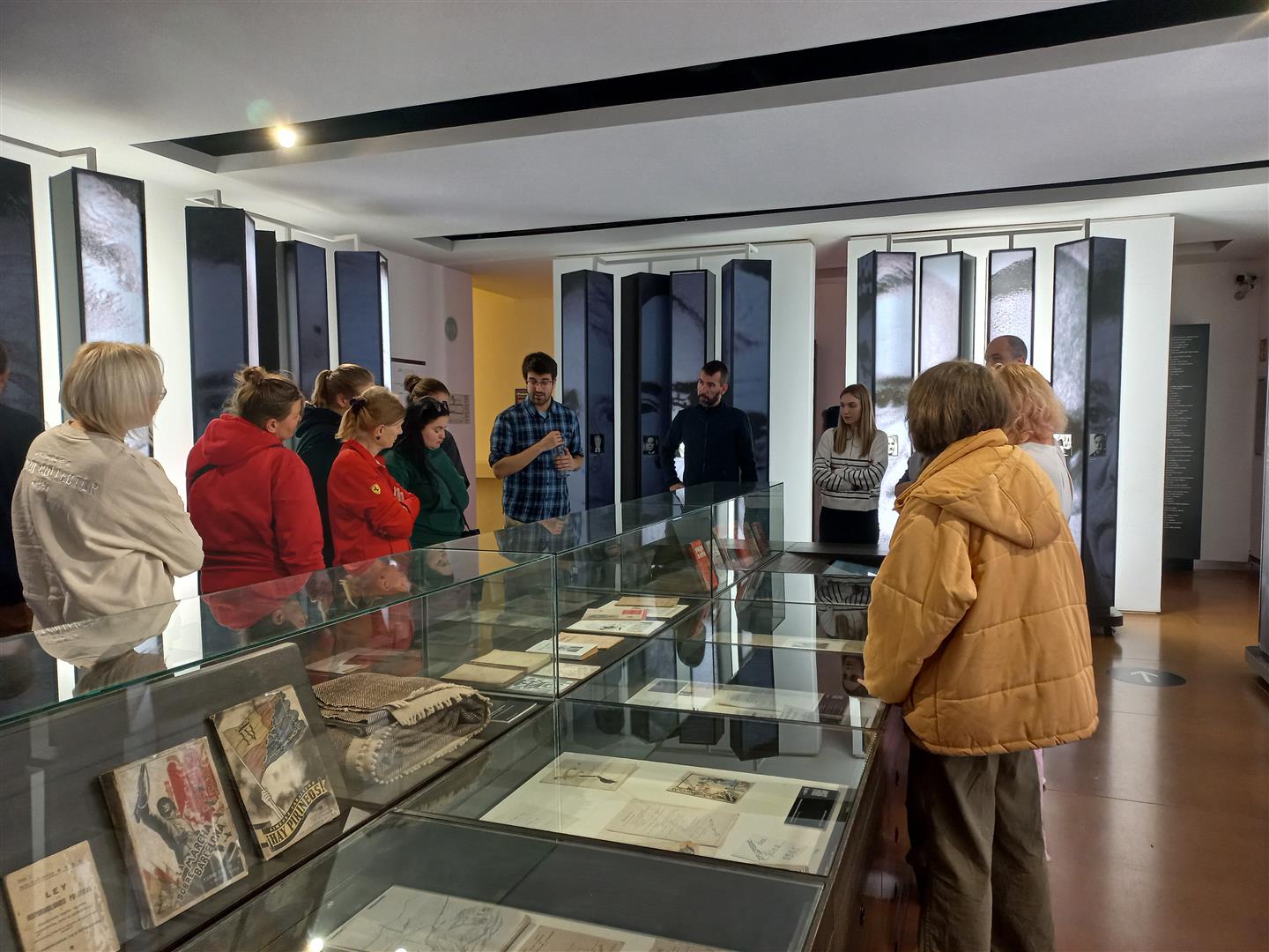 Personas visitando el museo.